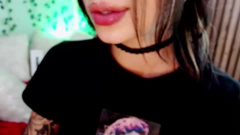 Snapshot of hollyxx_ chatting on January 2, 10:22 pm holly online show from January 2, 10:22 pm