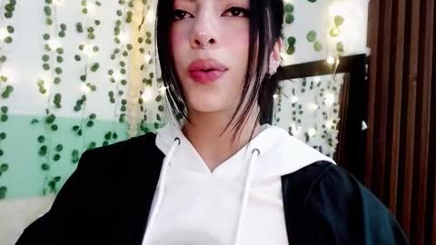 Snapshot of hollyxx_ chatting on January 4, 12:27 am holly online show from January 4, 12:27 am