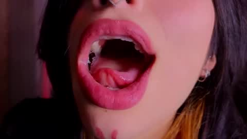 Snapshot of hollyxx_ chatting on December 4, 2:21 am holly online show from December 4, 2:21 am