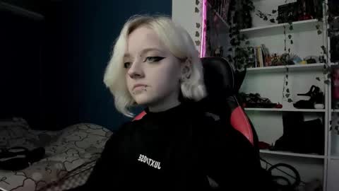 Snapshot of holy_mistresss chatting on November 8, 9:31 am holy_mistresss online show from November 8, 9:31 am