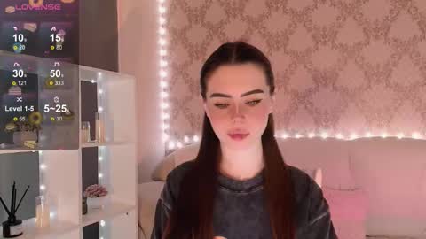 Snapshot of holymiax chatting on November 28, 3:31 am Mia online show from November 28, 3:31 am