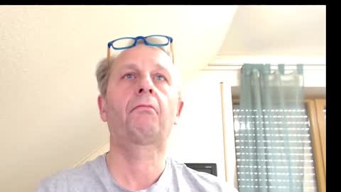 Snapshot of hondowill chatting on December 6, 7:32 am Bernd online show from December 6, 7:32 am