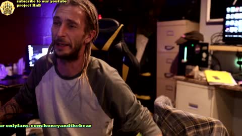 Snapshot of honeyand_thebear chatting on December 17, 3:28 am Honey and Bear online show from December 17, 3:28 am