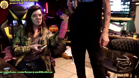 Snapshot of honeyand_thebear chatting on December 22, 4:17 am Honey and Bear online show from December 22, 4:17 am