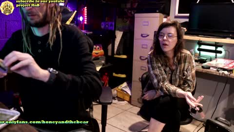 Snapshot of honeyand_thebear chatting on December 27, 3:53 am Honey and Bear online show from December 27, 3:53 am