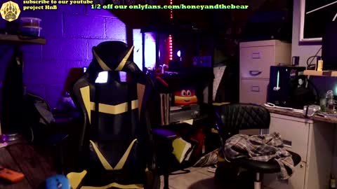 Snapshot of honeyand_thebear chatting on January 8, 3:29 am Honey and Bear online show from January 8, 3:29 am