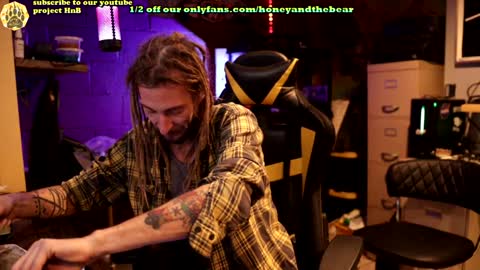 Snapshot of honeyand_thebear chatting on January 10, 6:09 am Honey and Bear online show from January 10, 6:09 am