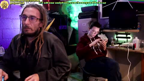 Snapshot of honeyand_thebear chatting on January 15, 1:52 pm Honey and Bear online show from January 15, 1:52 pm