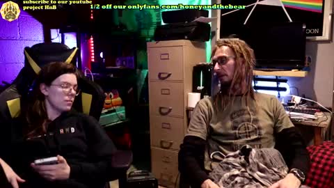 Snapshot of honeyand_thebear chatting on February 21, 3:23 am Honey and Bear online show from February 21, 3:23 am