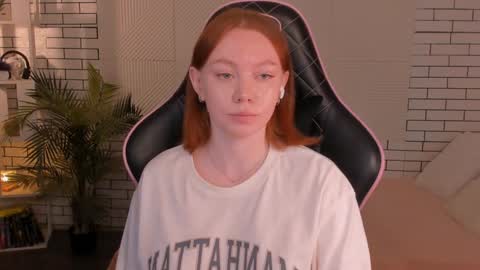 Snapshot of honeyautumn chatting on December 6, 2:57 am honeyautumn online show from December 6, 2:57 am