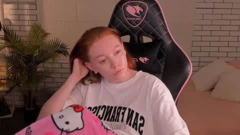 Snapshot of honeyautumn chatting on December 8, 2:49 am honeyautumn online show from December 8, 2:49 am