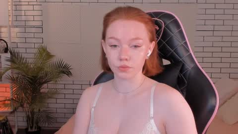 Snapshot of honeyautumn chatting on December 15, 11:53 pm honeyautumn online show from December 15, 11:53 pm