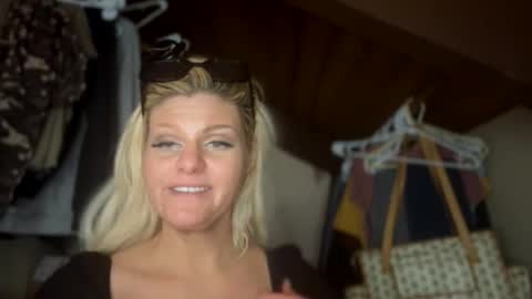 Snapshot of honeybuhnny chatting on February 22, 2:34 am honeybuhnny online show from February 22, 2:34 am