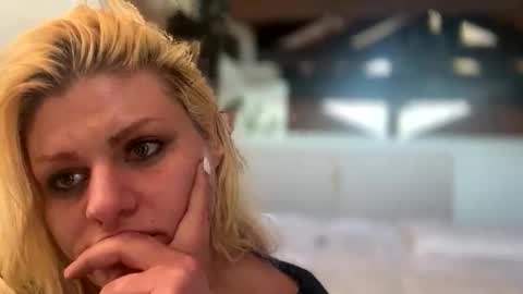 Snapshot of honeybuhnny chatting on February 25, 12:53 am honeybuhnny online show from February 25, 12:53 am