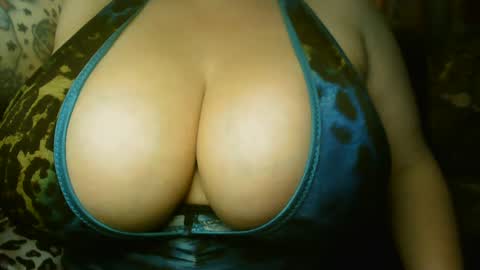 Snapshot of honeychambers chatting on September 12, 10:21 pm honeychambers online show from September 12, 10:21 pm