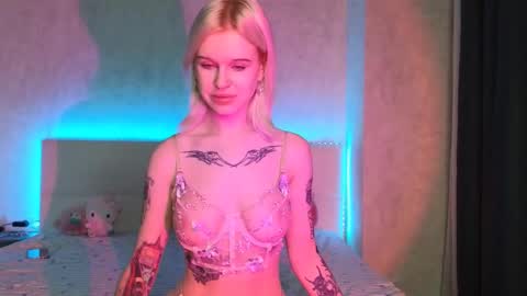 Snapshot of honeygold__ chatting on October 10, 2:10 am Lisa online show from October 10, 2:10 am