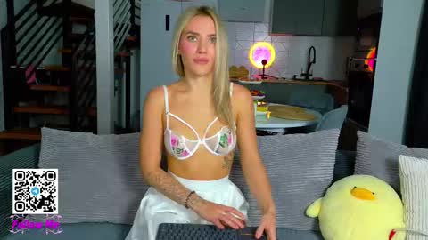 Snapshot of honeyjohansson_ chatting on September 14, 3:00 pm Alina online show from September 14, 3:00 pm