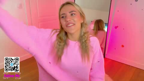 Snapshot of honeyjohansson_ chatting on September 22, 3:36 pm Alina online show from September 22, 3:36 pm