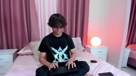 Snapshot of honeymoon_sariel chatting on October 16, 7:37 pm honeymoon_sariel online show from October 16, 7:37 pm