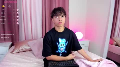 Snapshot of honeymoon_sariel chatting on November 17, 8:14 pm honeymoon_sariel online show from November 17, 8:14 pm