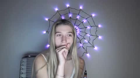 Snapshot of honeyveil chatting on October 26, 1:00 am honeyveil online show from October 26, 1:00 am