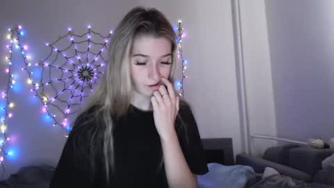 Snapshot of honeyveil chatting on November 16, 12:55 pm honeyveil online show from November 16, 12:55 pm