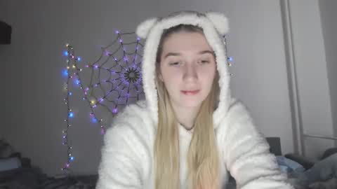 Snapshot of honeyveil chatting on November 22, 1:21 pm honeyveil online show from November 22, 1:21 pm