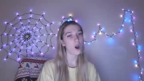 Snapshot of honeyveil chatting on December 3, 9:02 pm honeyveil online show from December 3, 9:02 pm