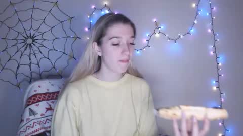 Snapshot of honeyveil chatting on December 5, 2:25 pm honeyveil online show from December 5, 2:25 pm