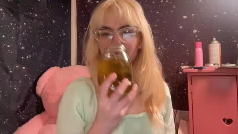 Snapshot of honeyxlimbed chatting on December 14, 3:51 am Emi Rose online show from December 14, 3:51 am