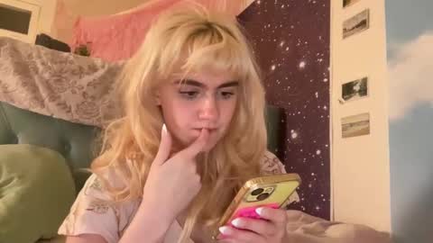 Snapshot of honeyxlimbed chatting on December 15, 7:13 am Emi Rose online show from December 15, 7:13 am