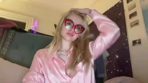 Snapshot of honeyxlimbed chatting on February 8, 6:54 am Emi Rose online show from February 8, 6:54 am