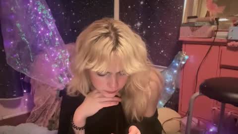 Snapshot of honeyxlimbed chatting on March 11, 6:10 am Emi Rose online show from March 11, 6:10 am