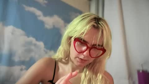 Snapshot of honeyxlimbed chatting on September 16, 7:31 am Emi Rose online show from September 16, 7:31 am