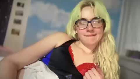 Snapshot of honeyxlimbed chatting on October 13, 11:38 pm Emi Rose online show from October 13, 11:38 pm