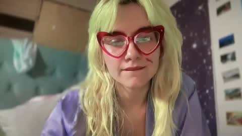 Snapshot of honeyxlimbed chatting on October 18, 4:48 am Emi Rose online show from October 18, 4:48 am