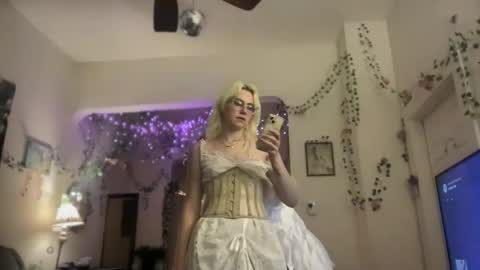 Snapshot of honeyxlimbed chatting on November 18, 4:39 am Emi Rose online show from November 18, 4:39 am