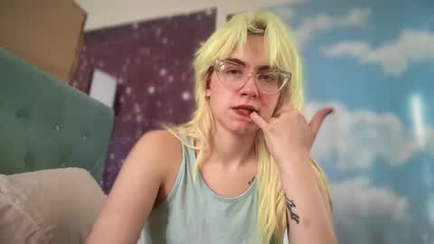 Snapshot of honeyxlimbed chatting on November 24, 7:13 pm Emi Rose online show from November 24, 7:13 pm