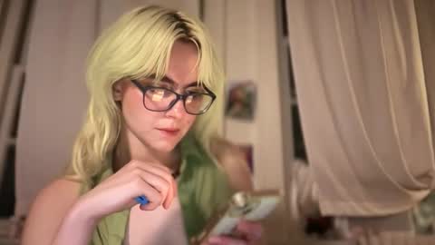 Snapshot of honeyxlimbed chatting on November 27, 1:51 am Emi Rose online show from November 27, 1:51 am