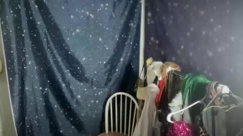 Snapshot of honeyxlimbed chatting on November 27, 9:17 pm Emi Rose online show from November 27, 9:17 pm