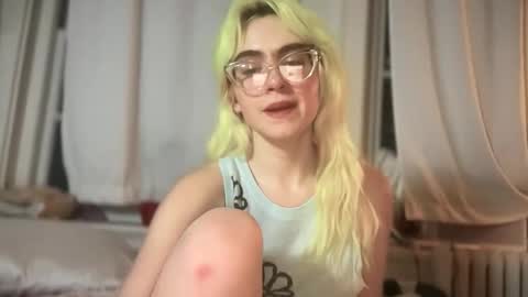 Snapshot of honeyxlimbed chatting on December 4, 6:34 am Emi Rose online show from December 4, 6:34 am