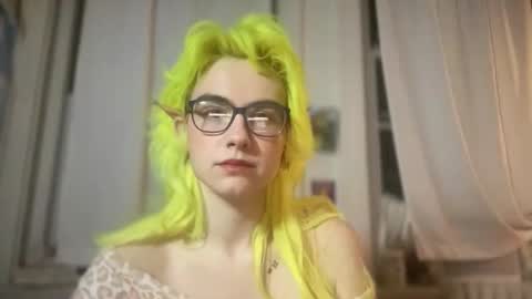 Snapshot of honeyxlimbed chatting on December 16, 12:26 am Emi Rose online show from December 16, 12:26 am