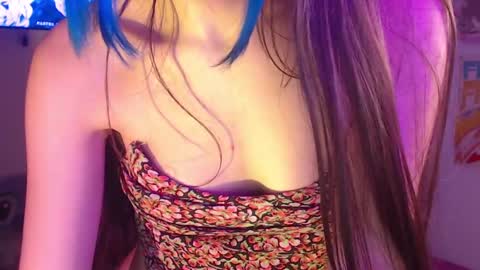 Snapshot of honeyypeaach chatting on December 3, 1:52 am    online show from December 3, 1:52 am