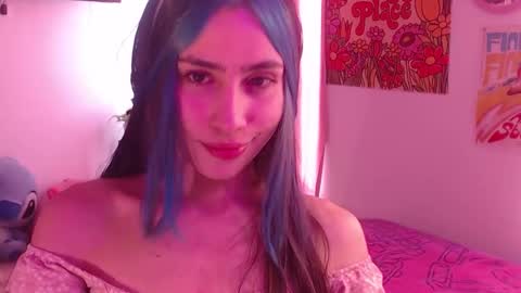 Snapshot of honeyypeaach chatting on December 4, 8:18 pm    online show from December 4, 8:18 pm