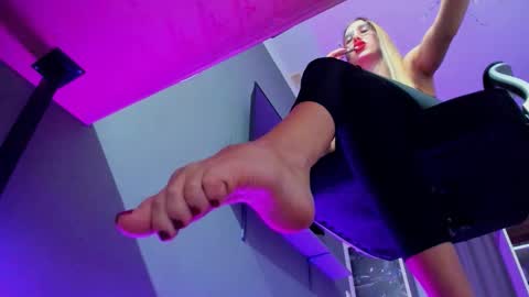 Snapshot of hooot_blonde777 chatting on October 3, 11:46 pm hooot_blonde777 online show from October 3, 11:46 pm