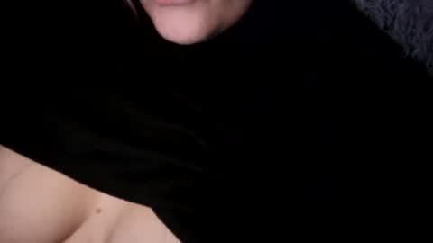 Snapshot of horneymomnextdoor chatting on November 8, 3:29 am horneymomnextdoor online show from November 8, 3:29 am