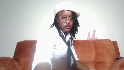 Snapshot of horny_sexxy_babe chatting on December 5, 1:31 pm Lucy online show from December 5, 1:31 pm