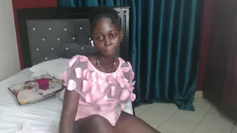 Snapshot of hornybella4 chatting on December 17, 8:32 pm Bella online show from December 17, 8:32 pm