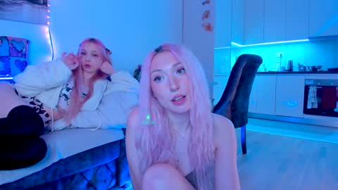 Snapshot of hornybunnys chatting on December 15, 10:15 pm Alex and Rosie online show from December 15, 10:15 pm