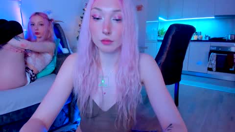 Snapshot of hornybunnys chatting on December 18, 8:14 pm Alex and Rosie online show from December 18, 8:14 pm